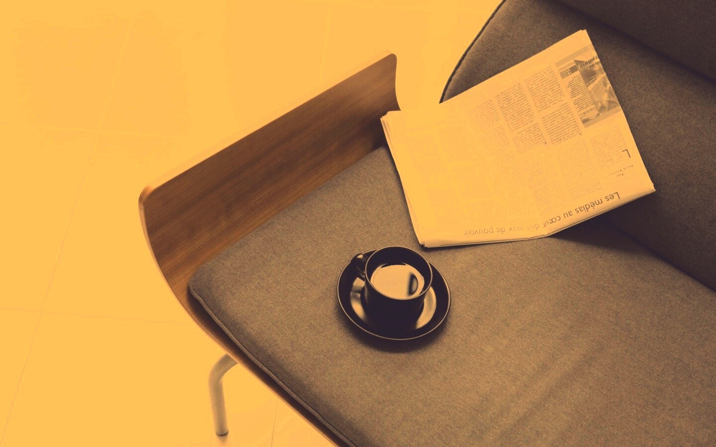 Кофе на стуле обои