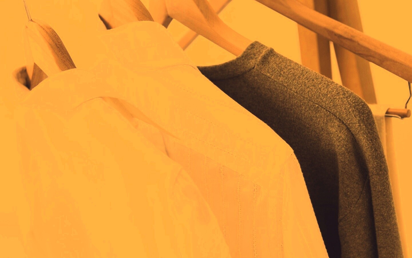 Вещи на вешалке обои