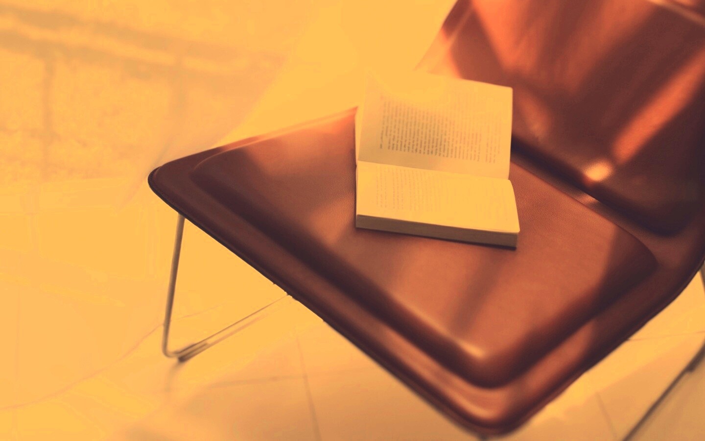 Книга на стуле обои