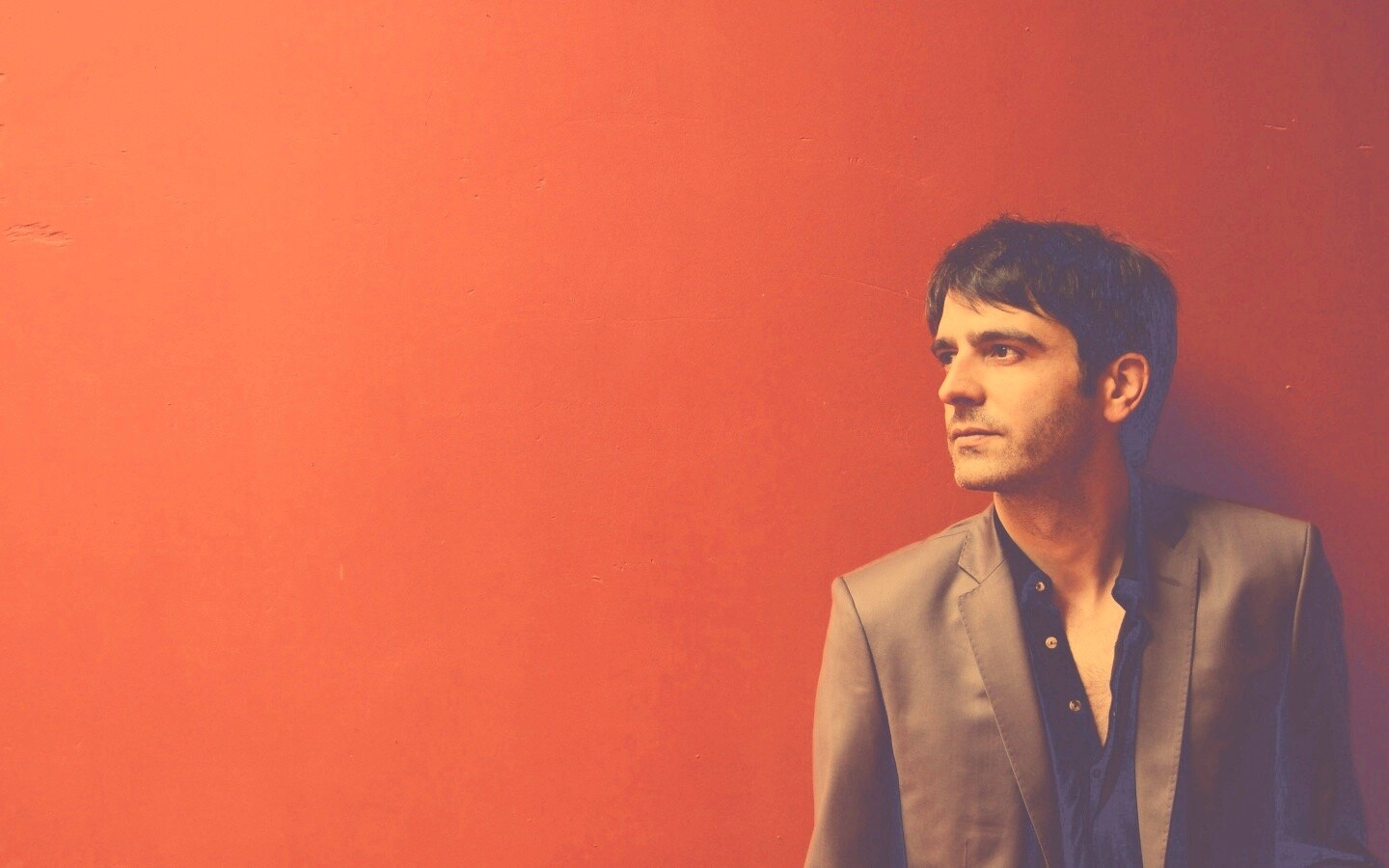 На красном фоне обои