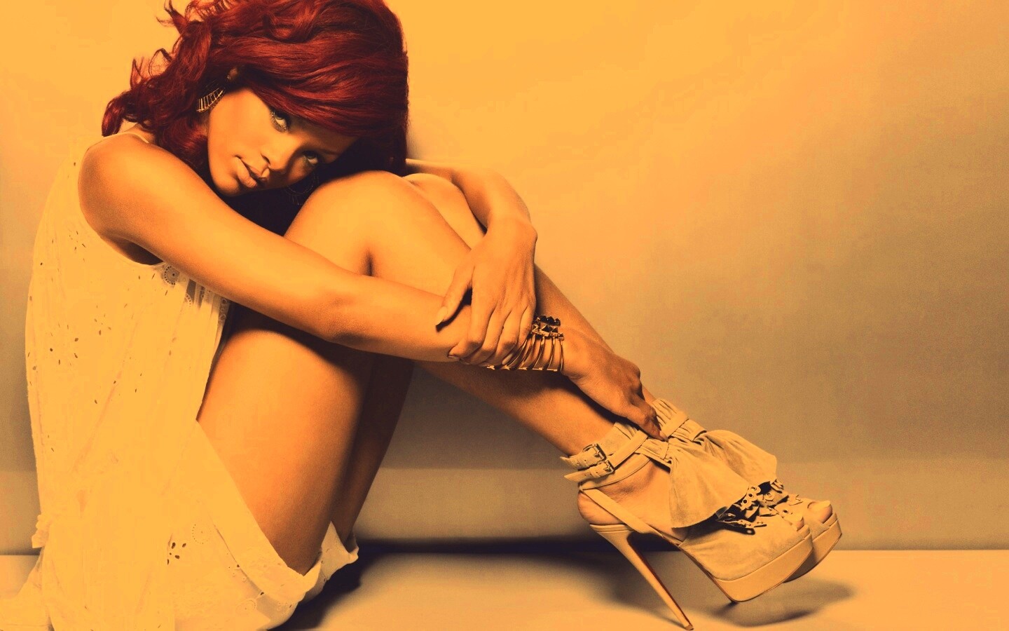 Рианна с красными волосами обои