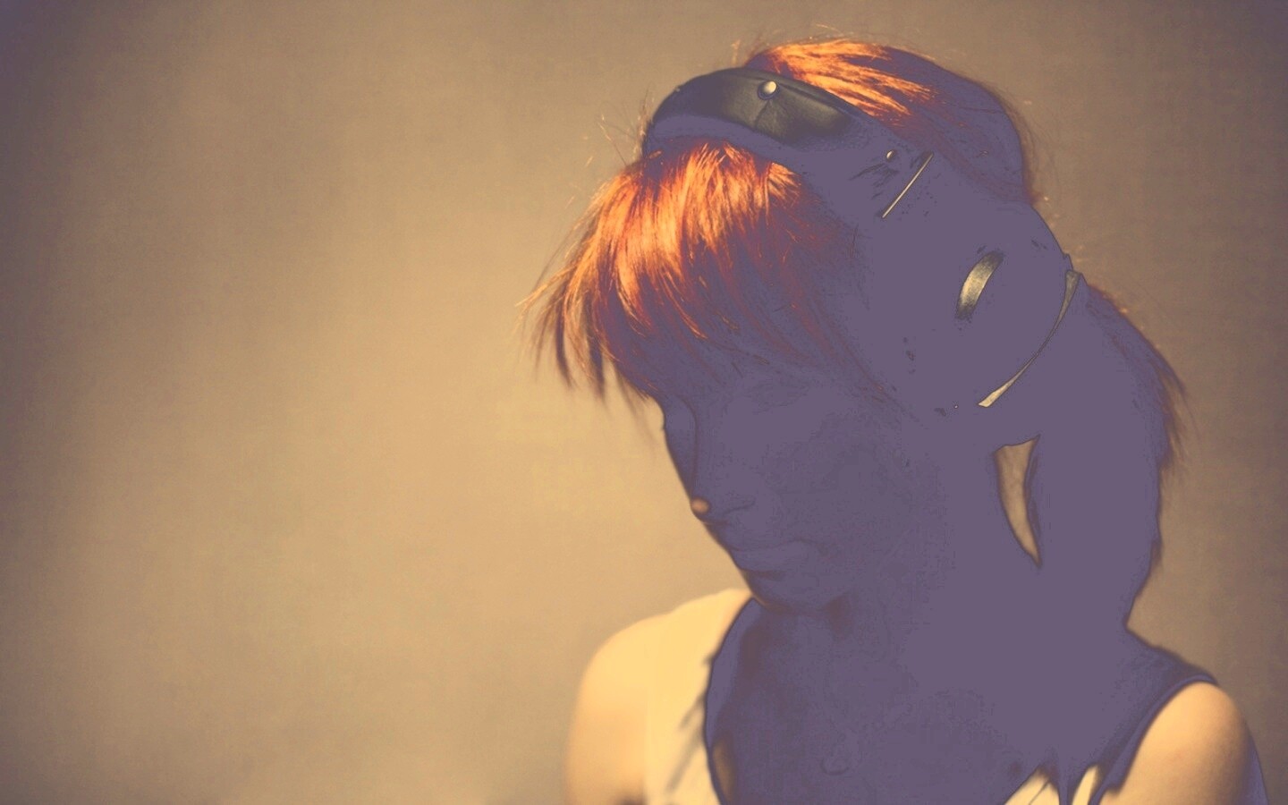 Рыжая в наушниках обои