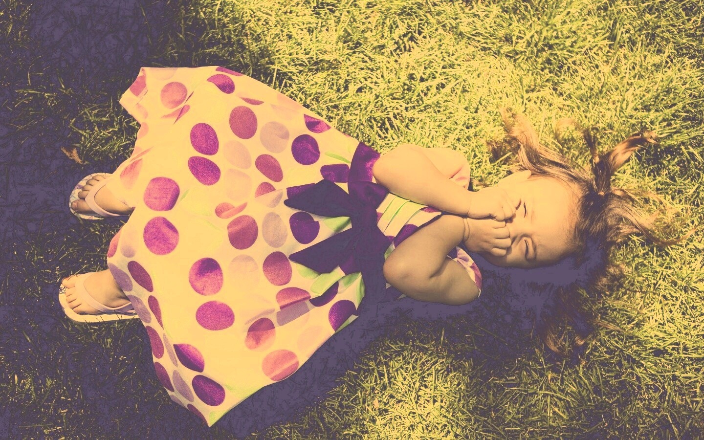 Девочка на траве обои