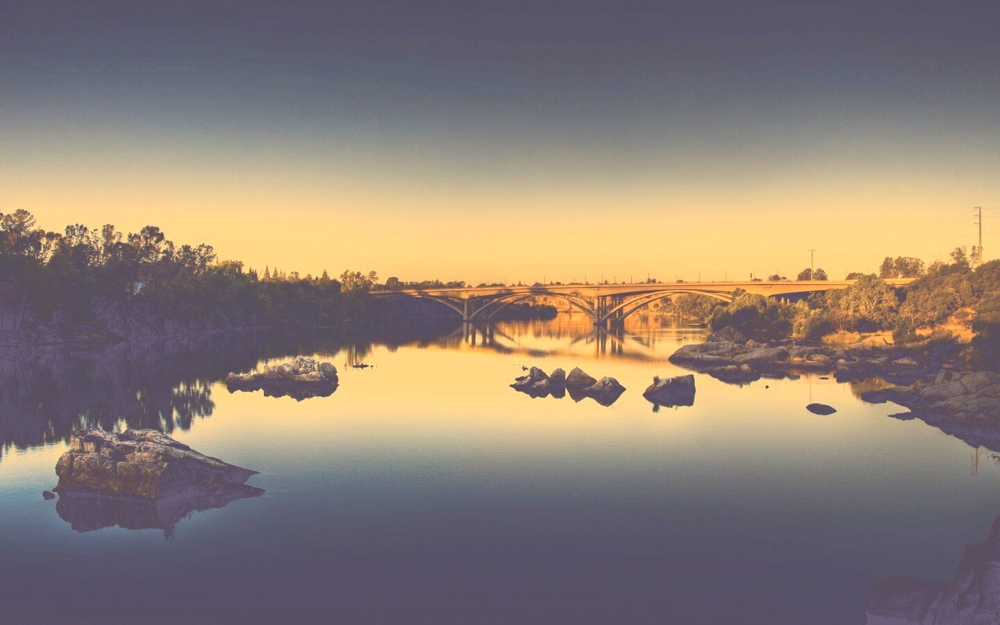 Мост через живописную реку обои