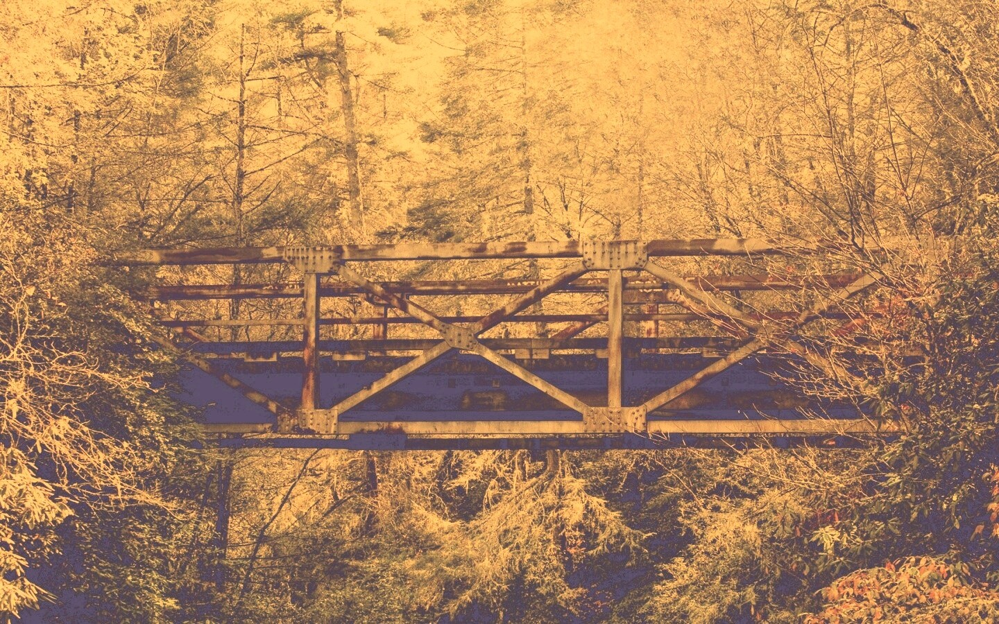 Металлический мост в лесной глуши обои