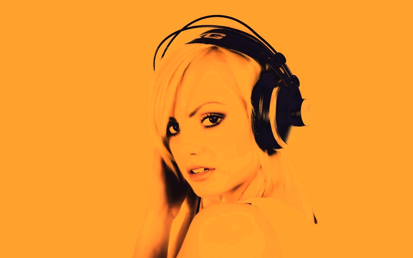 Девушка в наушниках обои