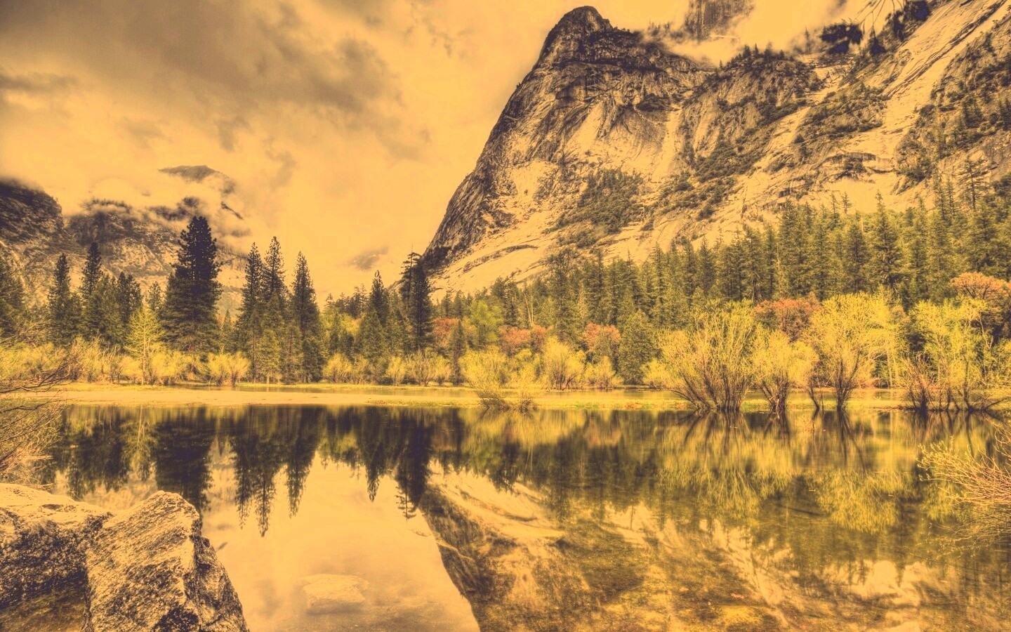 Красивый вид на маленькое горное озеро обои