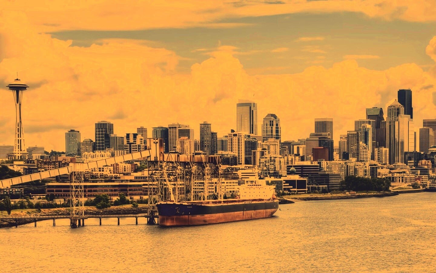 Баржа в ожидании отплытия обои