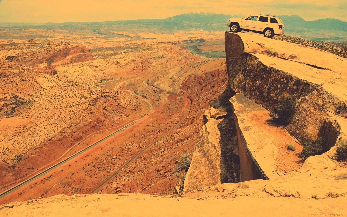 Внедорожник в горах обои