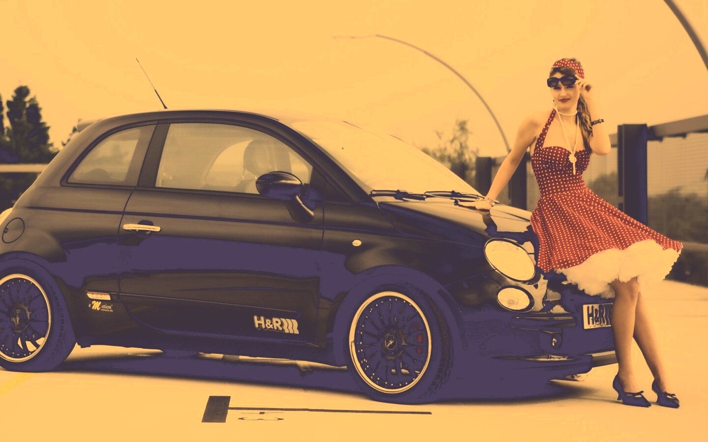 Черный фиат и девушка обои