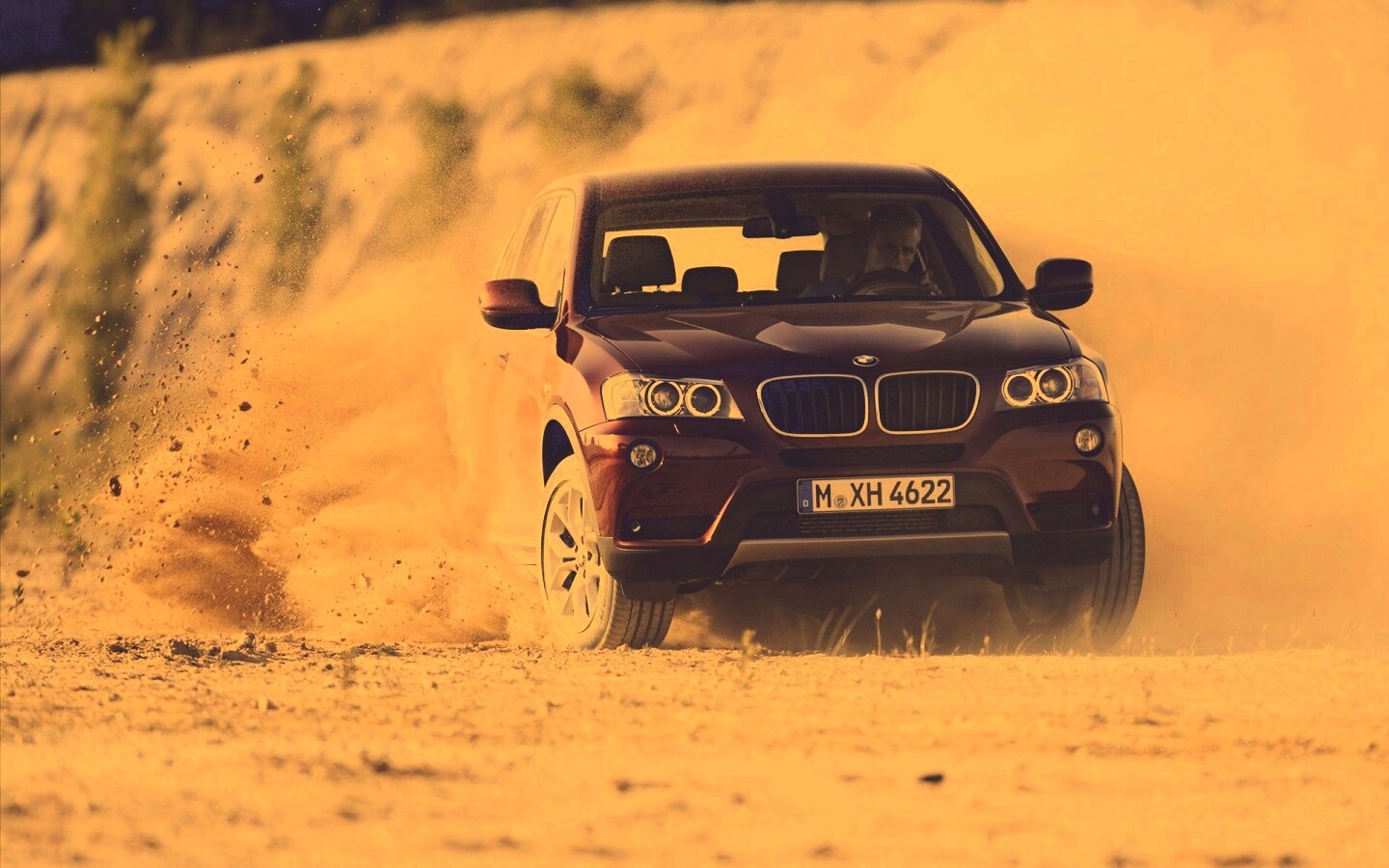 Кроссовер BMW в заносе обои