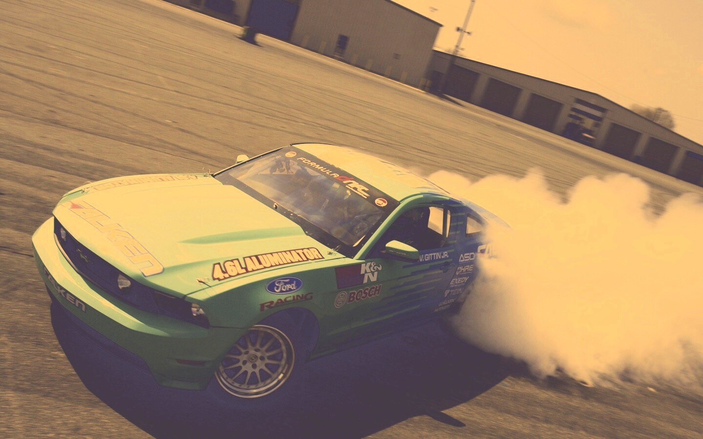 Мустанг дрифтует обои