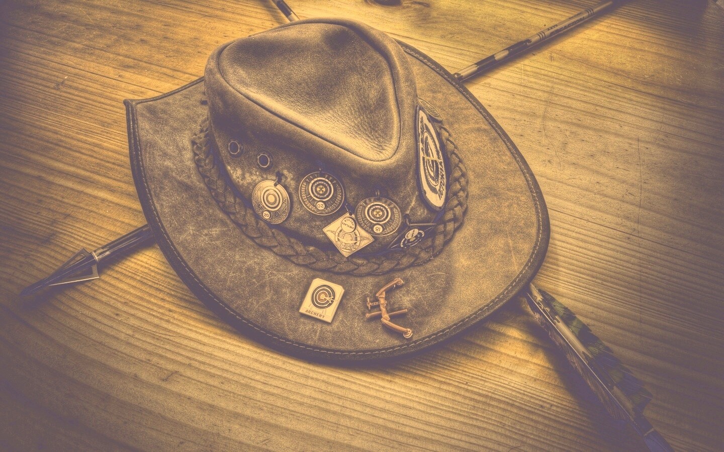 Шляпа и стрелы обои