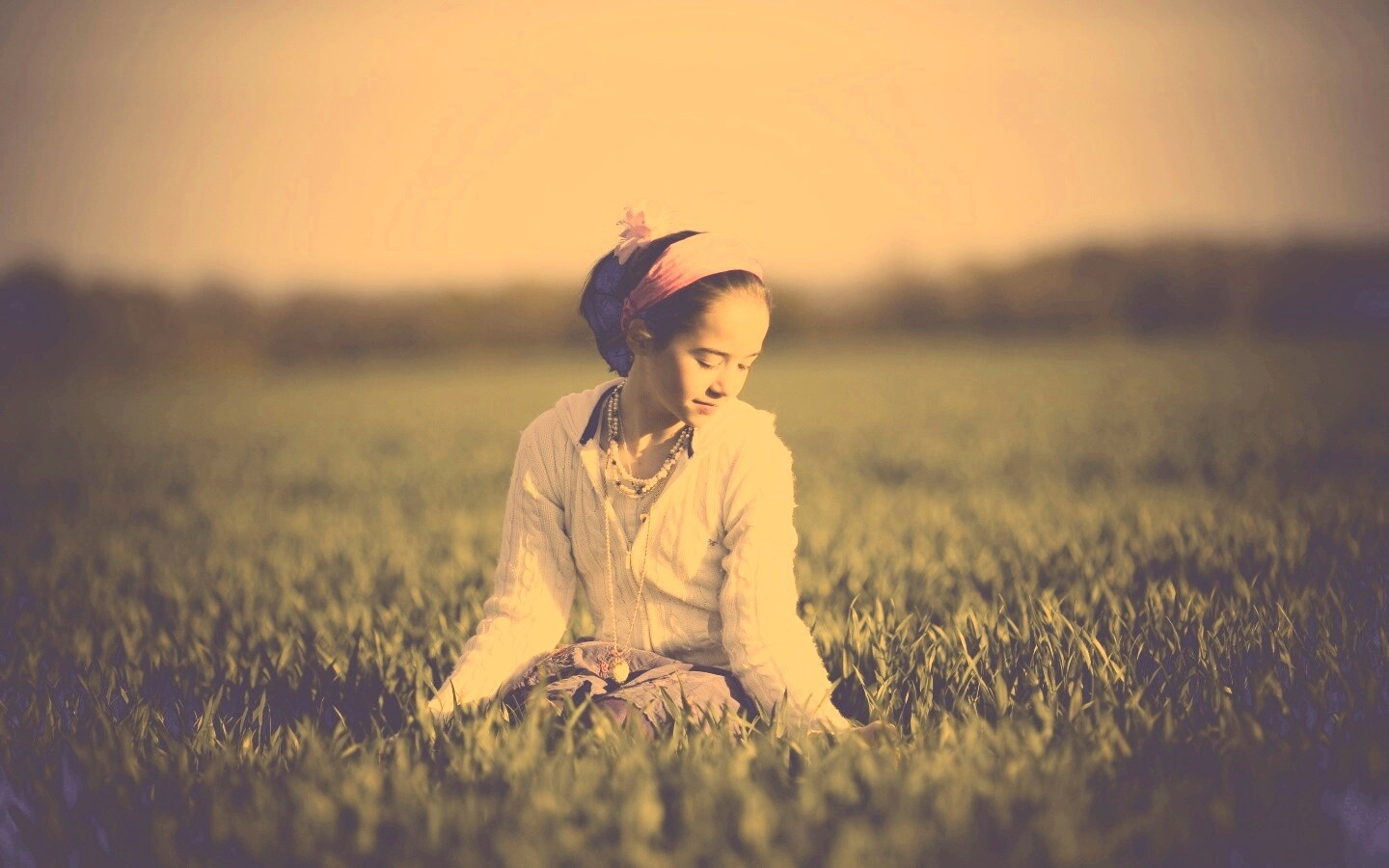 Девочка на траве обои