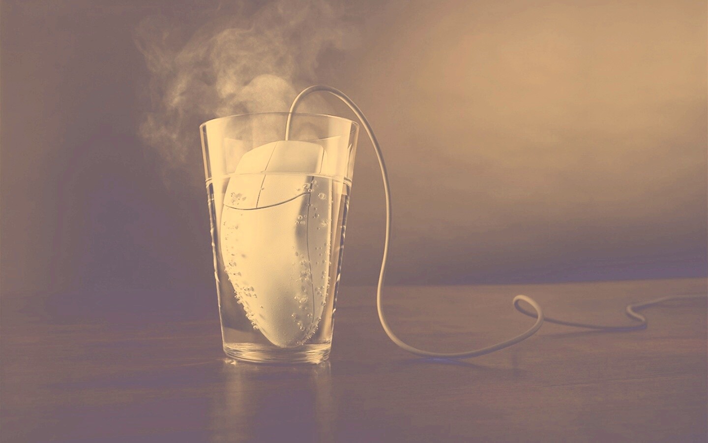 Дымящаяся мышка в стакане воды обои