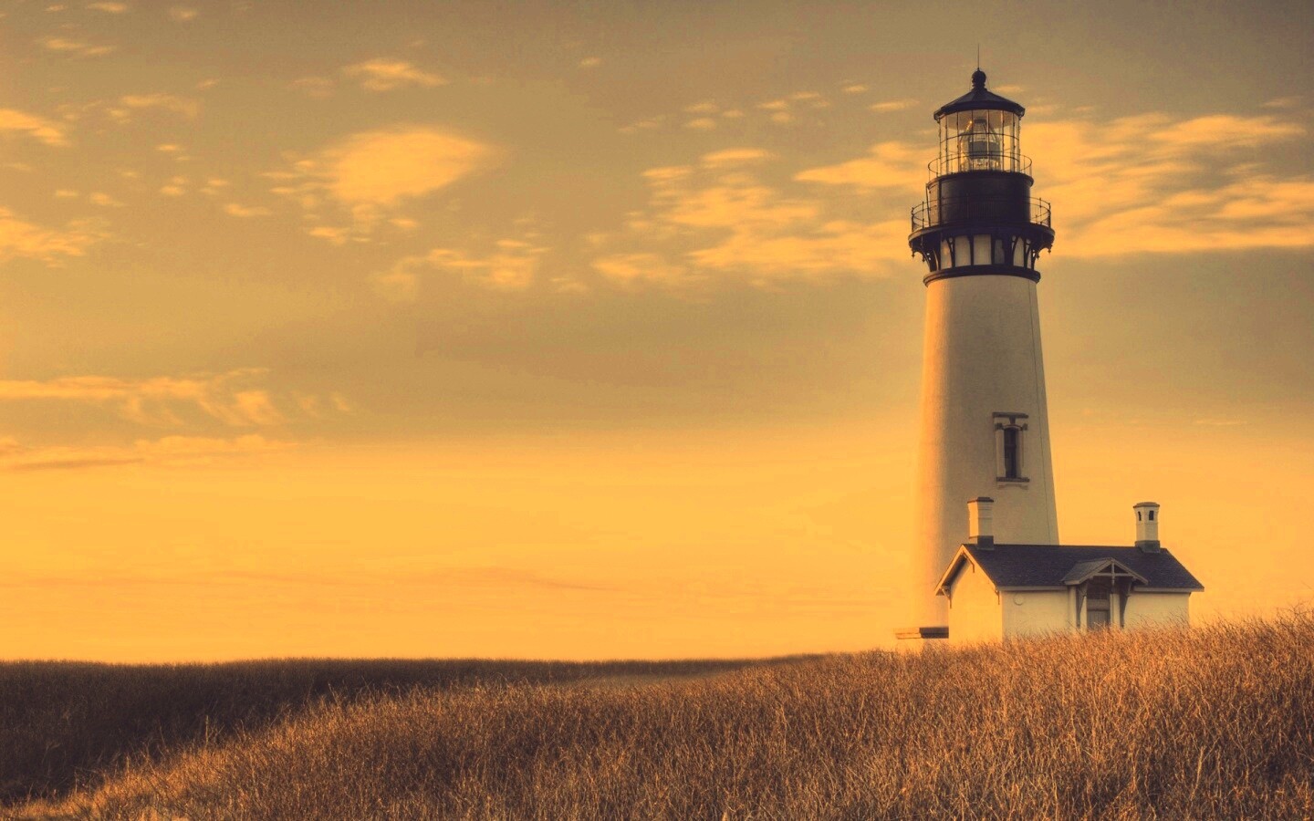 Маяк в поле обои