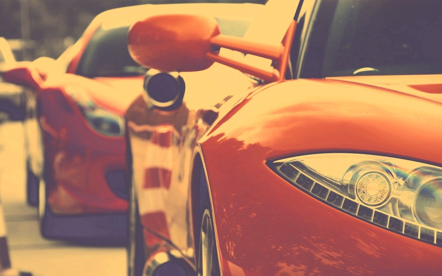 Череда красных автомобилей обои