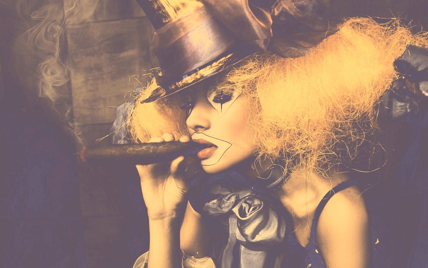 Девушка клоун курит сигару обои