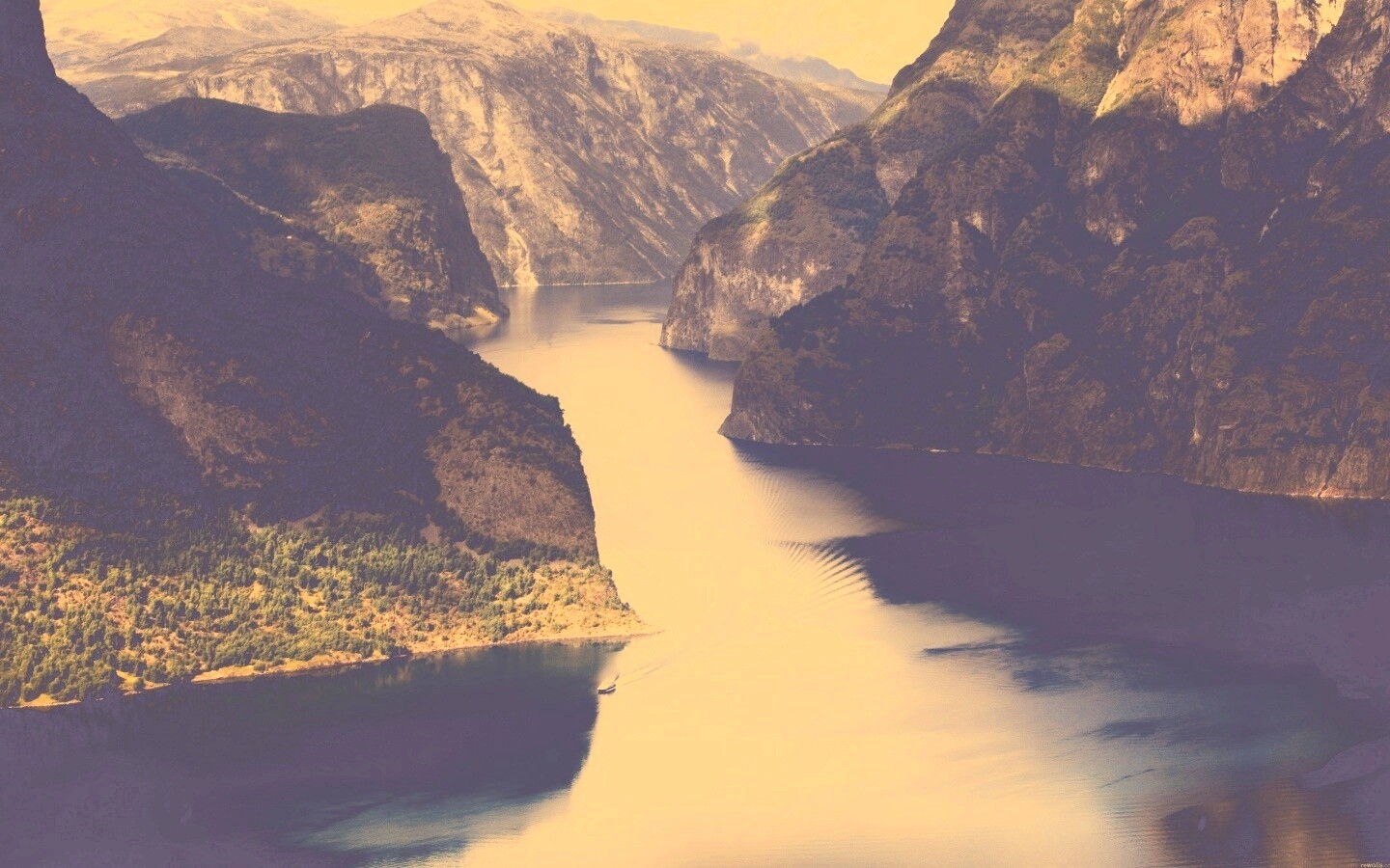 Лодка на реке среди высоких гор обои