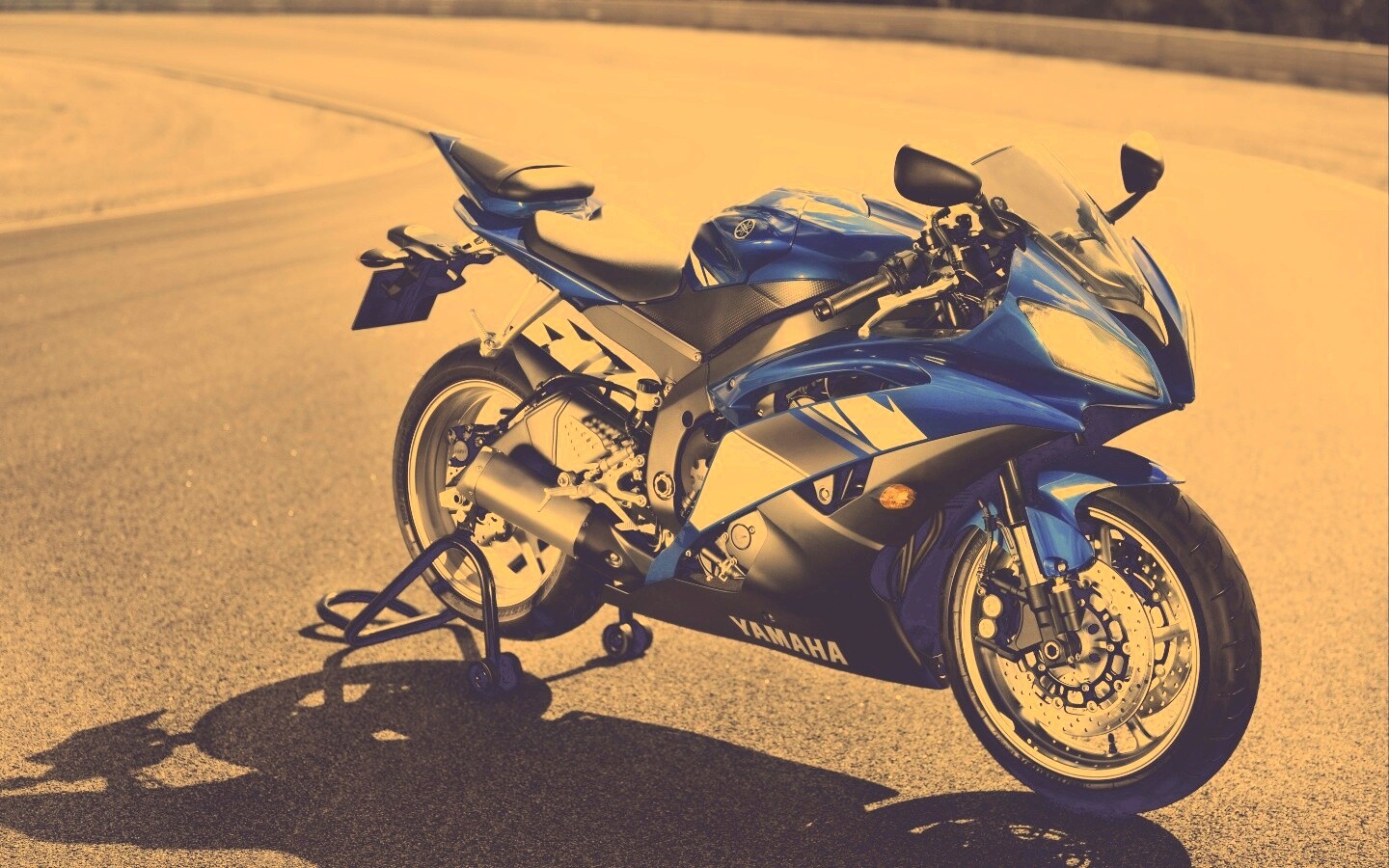 Мотоцикл Ямаха с блокиратором заднего колеса обои