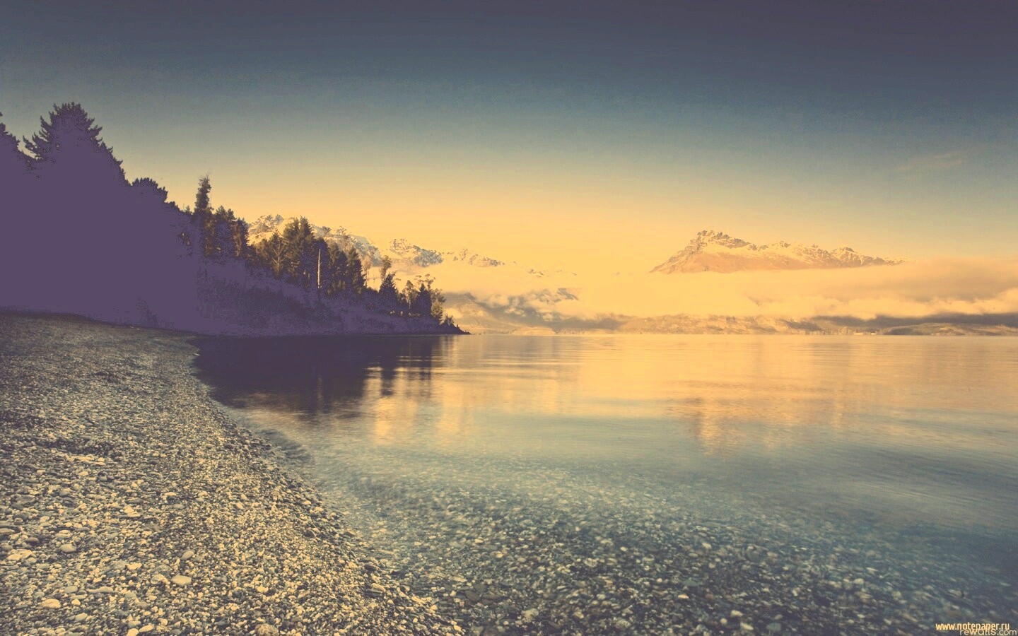 Озеро в предгорье обои