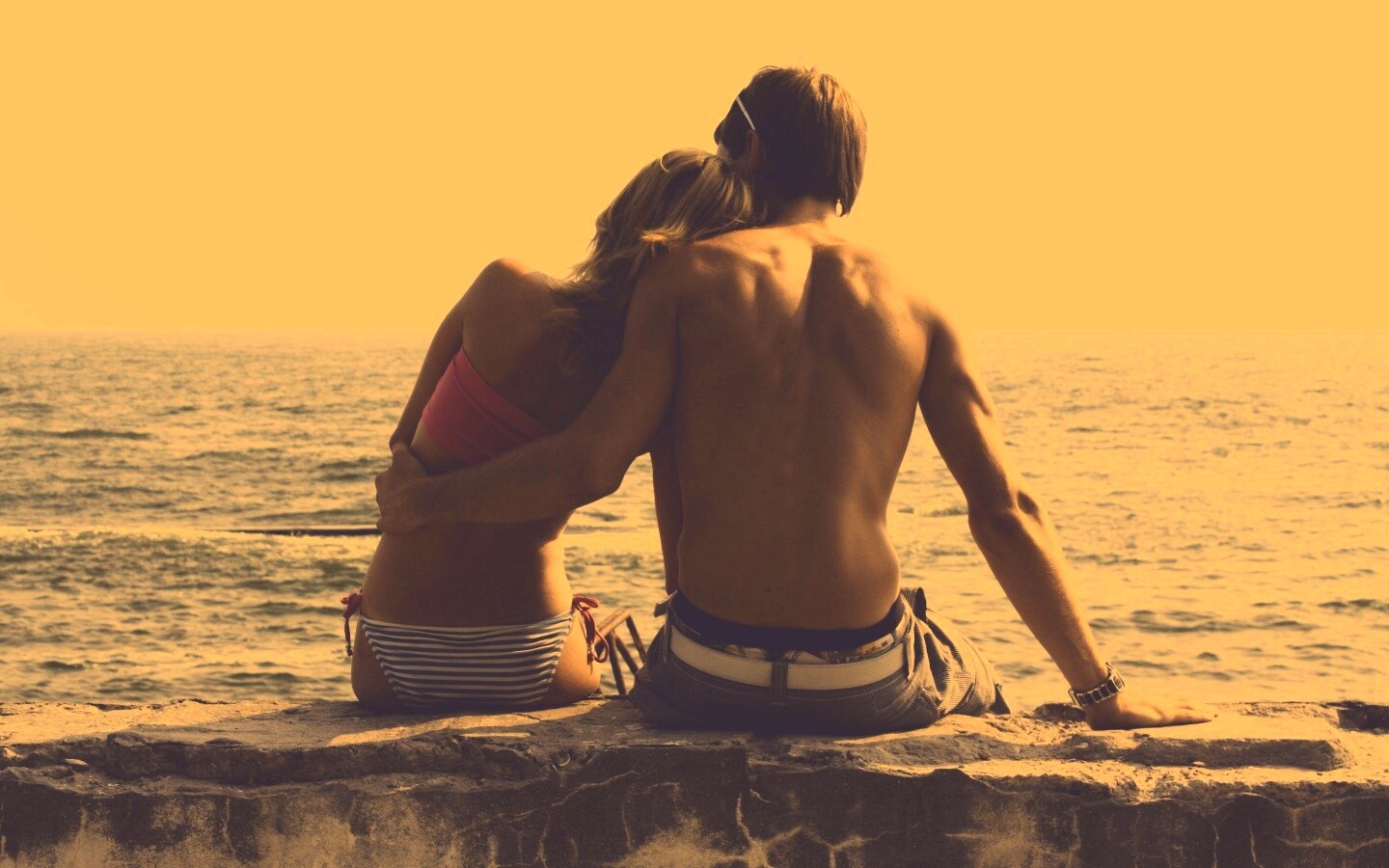 Девушка и парень у моря обои