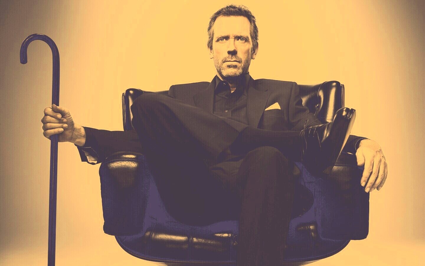 Хью Лори в кресле обои