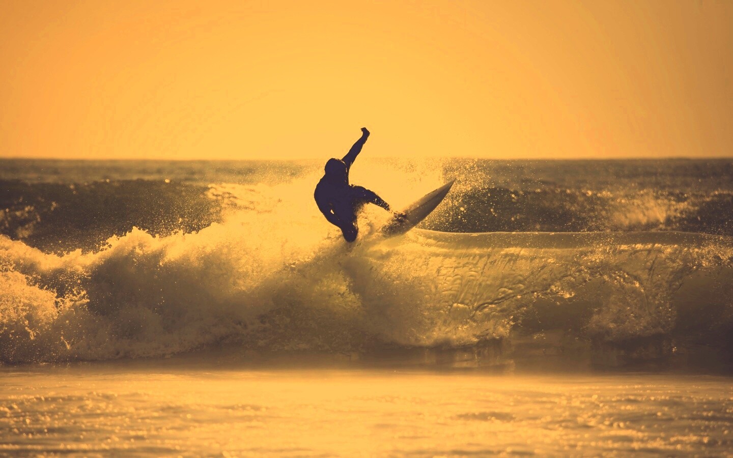 Сёрфер поймал волну обои