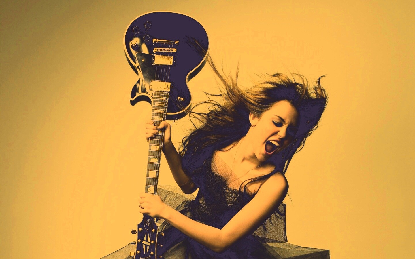 Miley Cyrus разбивает гитару обои