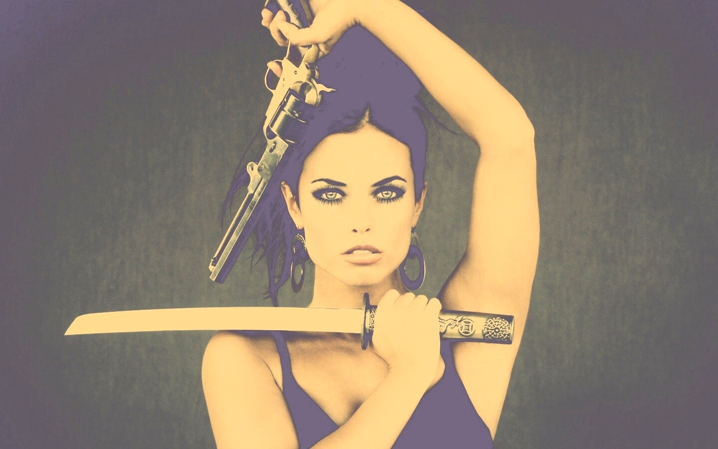 Девушка с мечом и пистолетом обои