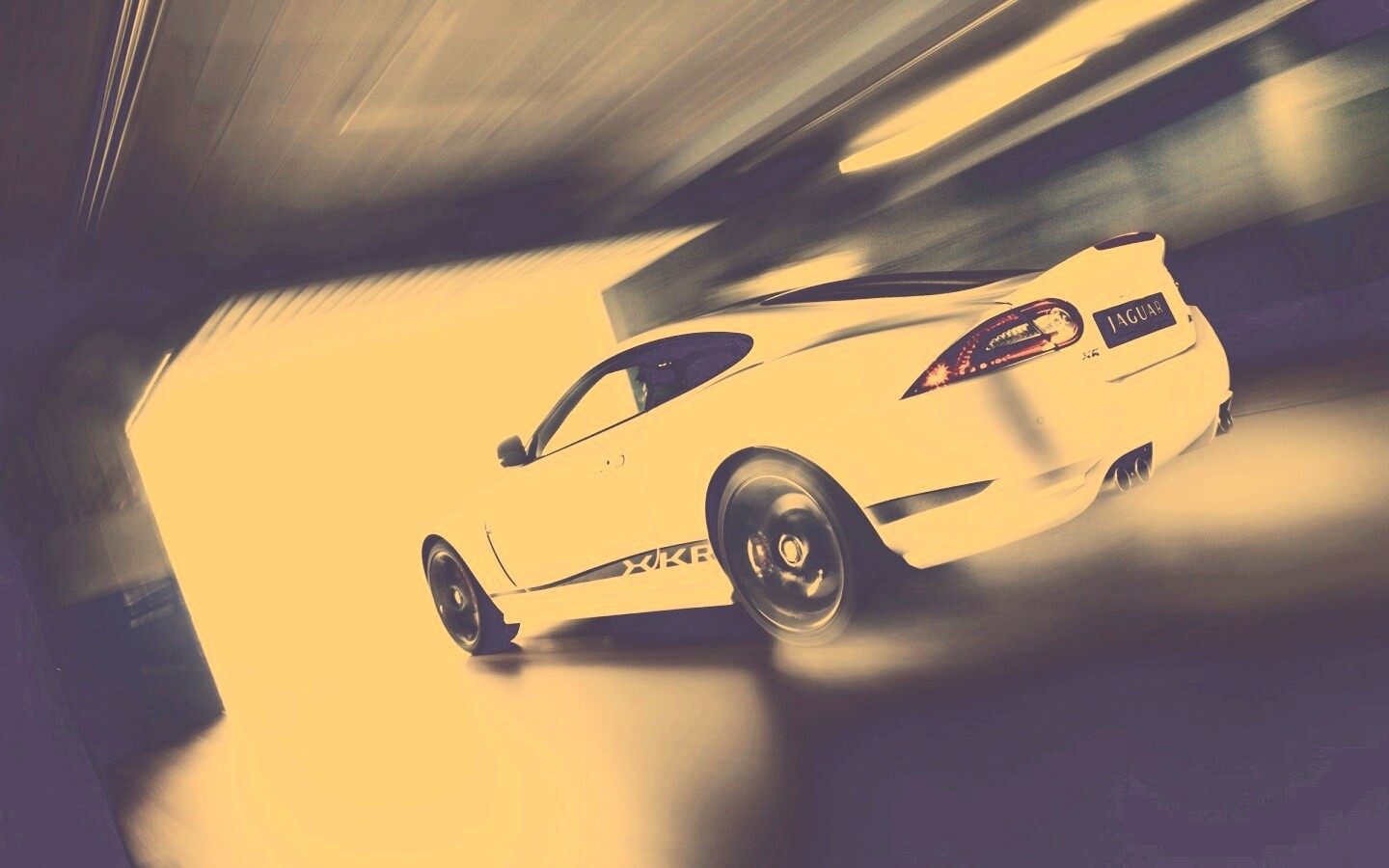 Белый ягуар в гараже обои