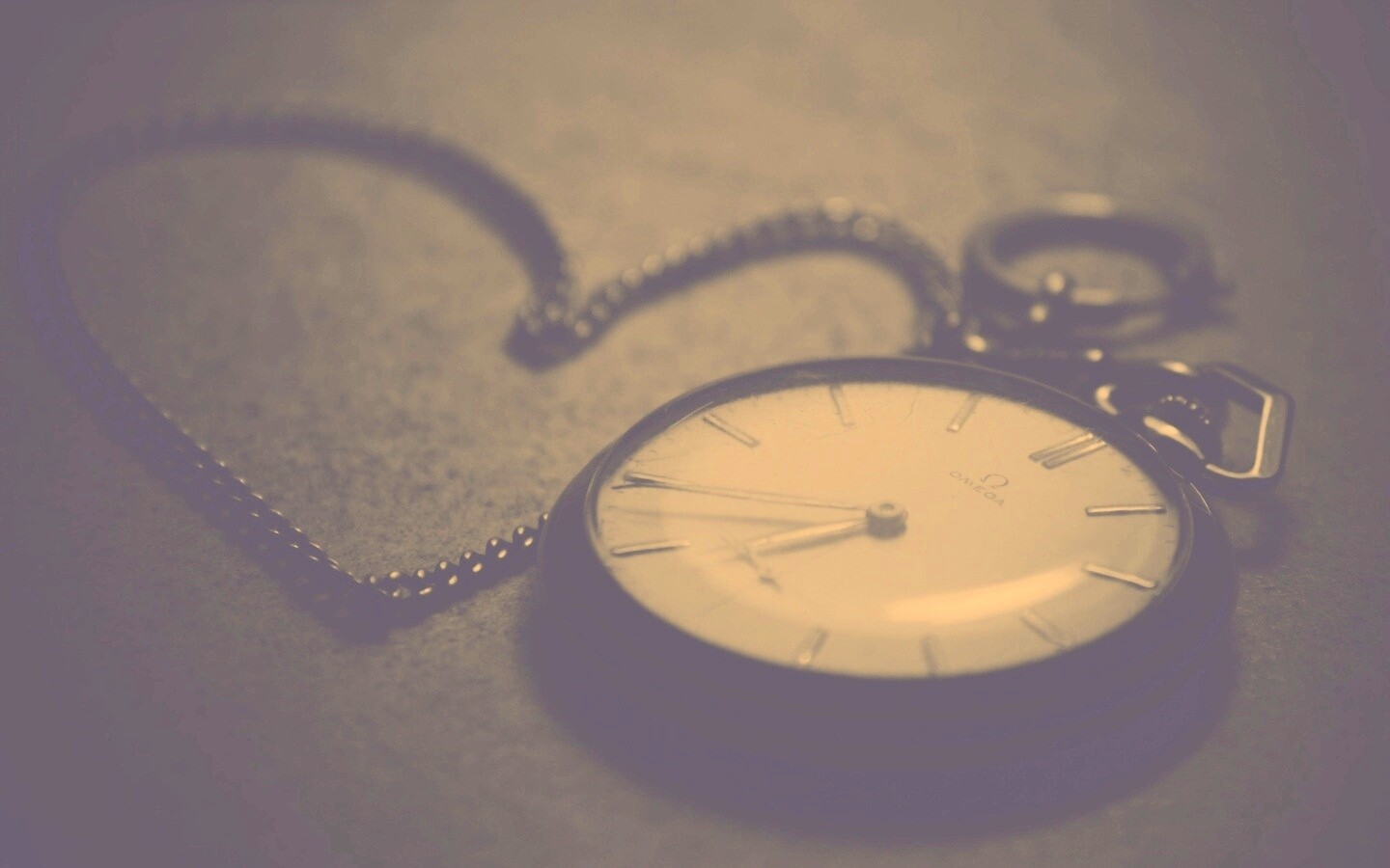 Часы на цепочке обои