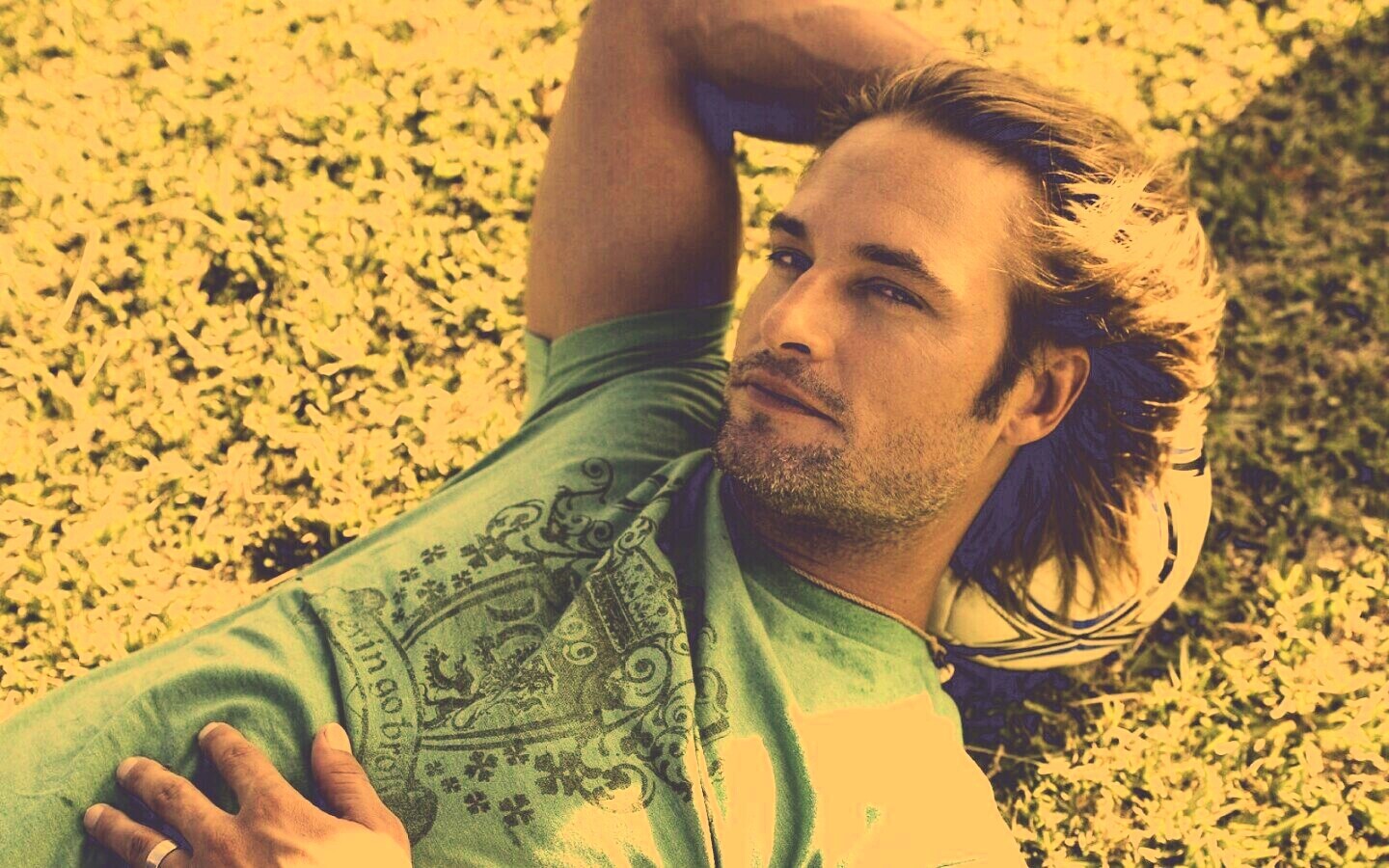 Джош Холлоуэй с мячом обои