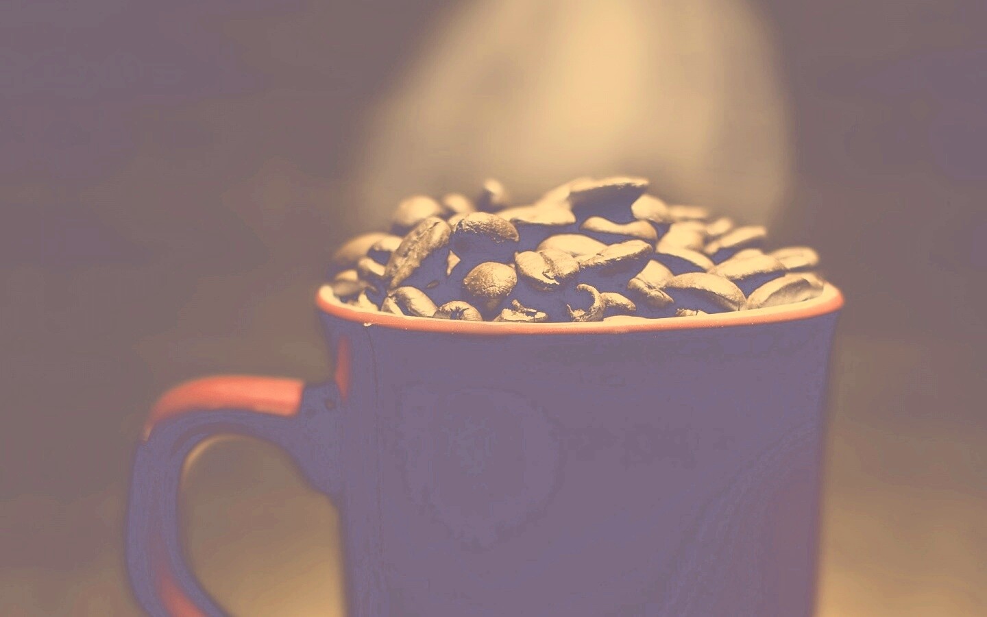 Полная кружка кофейных зёрен обои