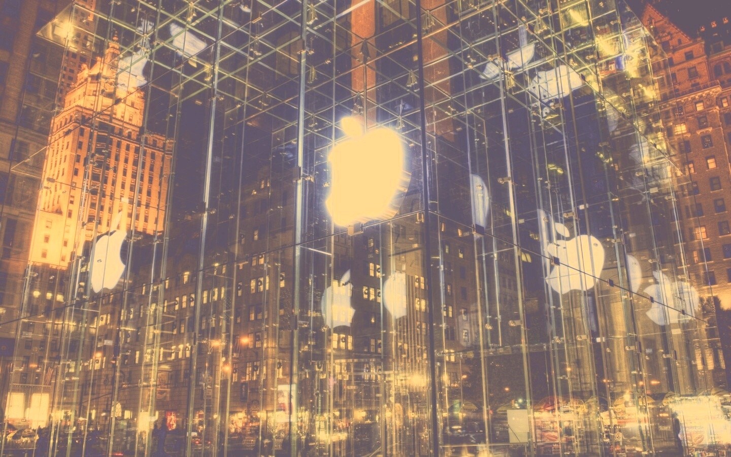 Отражение логотипа Apple в стеклянном здании обои