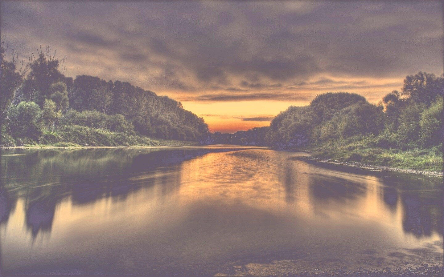Багровый закат и водная гладь обои