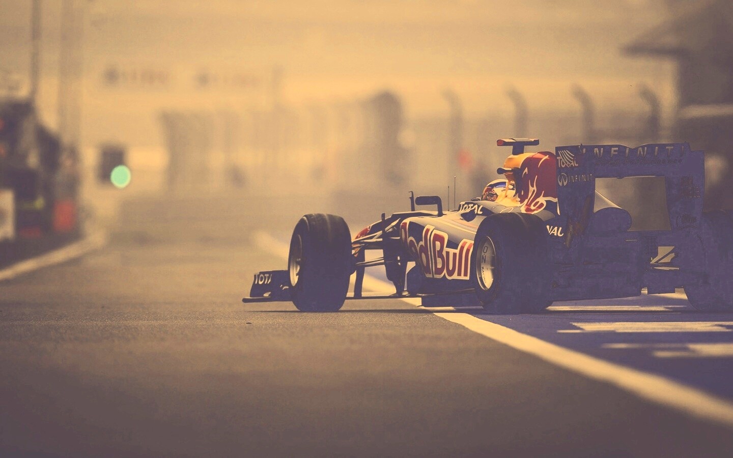 Болид выезжает на трассу обои