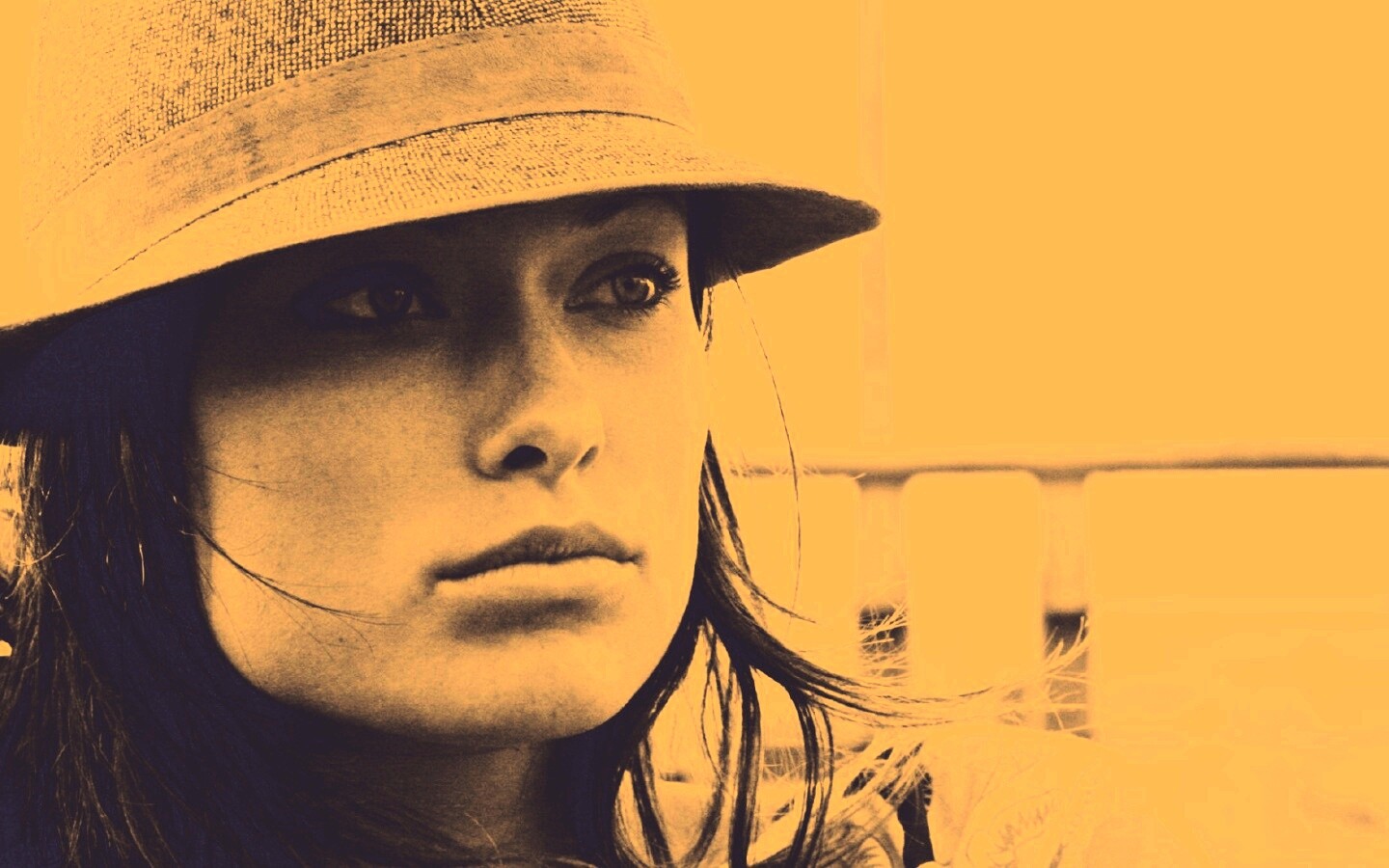 Оливия Уайлд в шикарной шляпе обои