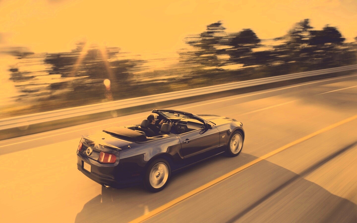 Машина на трассе обои