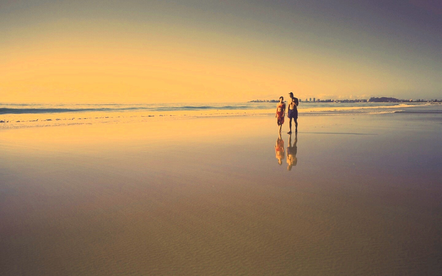 Прогулка у моря обои