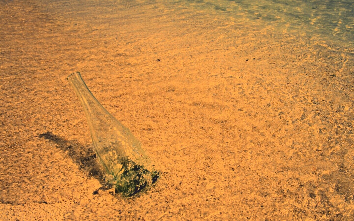 Бутылка в песке у воды обои
