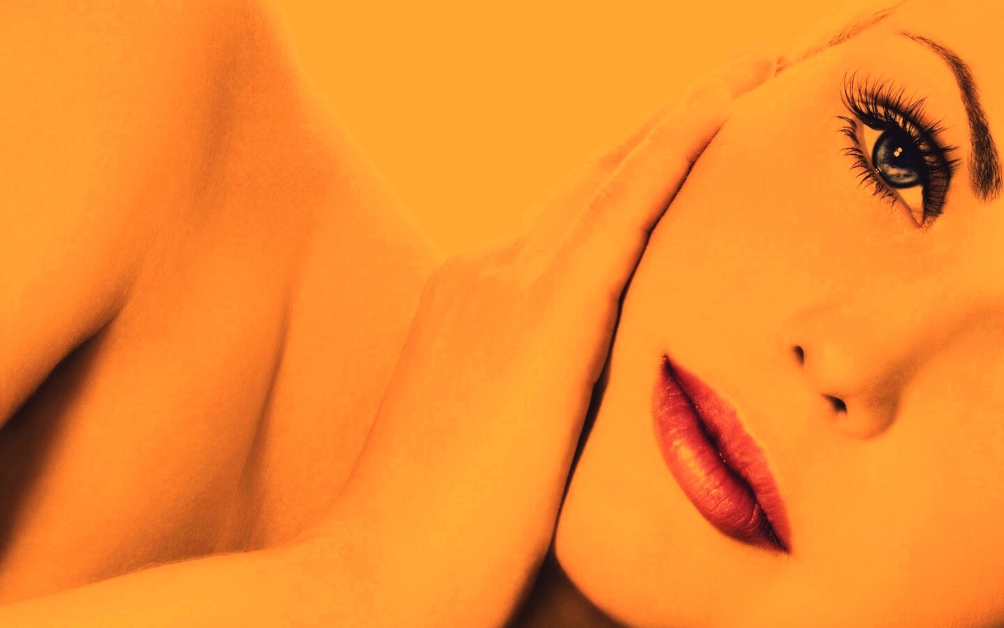 Взгляд из под ресниц обои