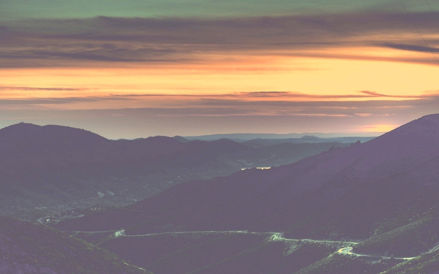 Дорога спускается с гор в долину обои