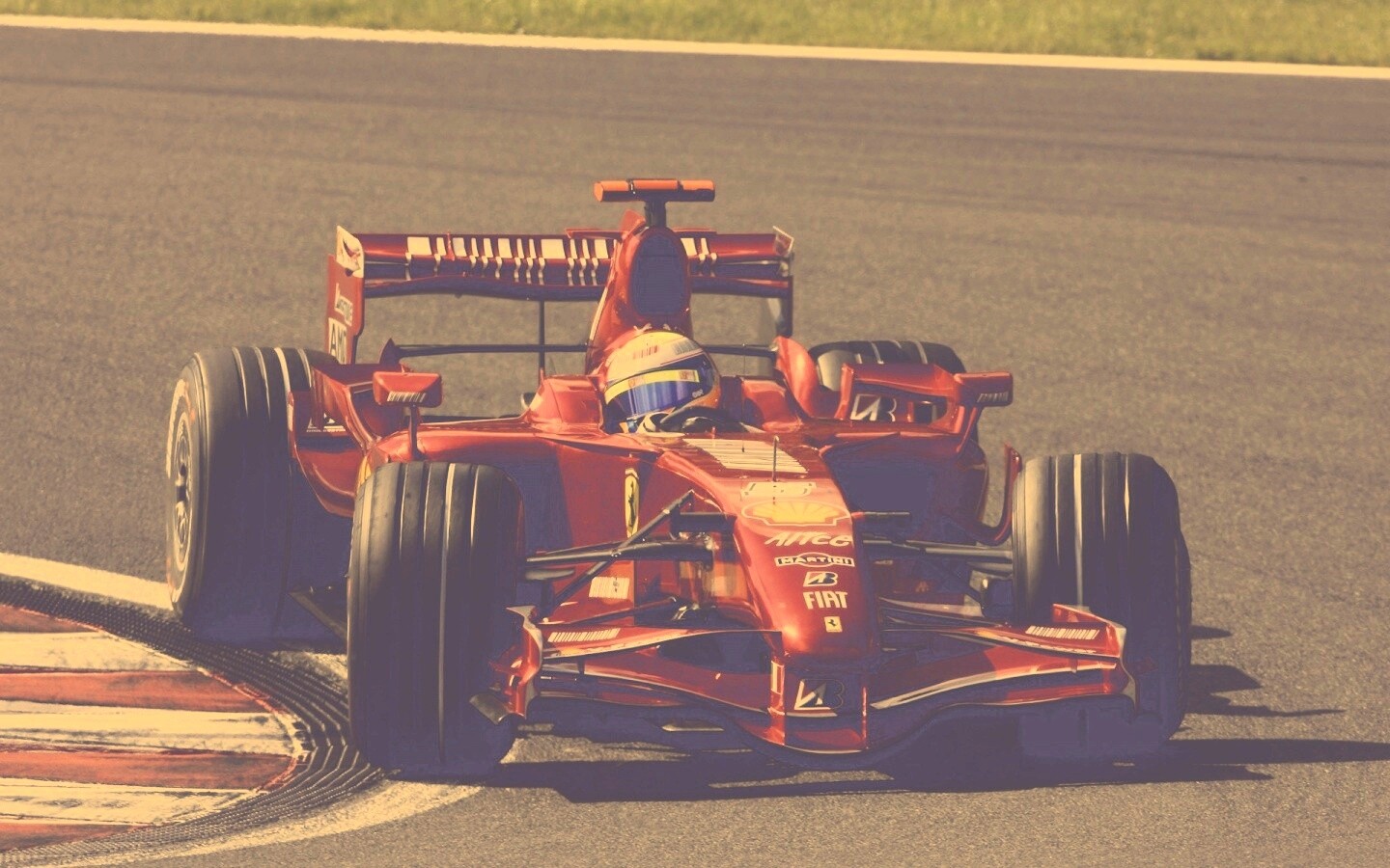 Болид Формула 1 на повороте обои