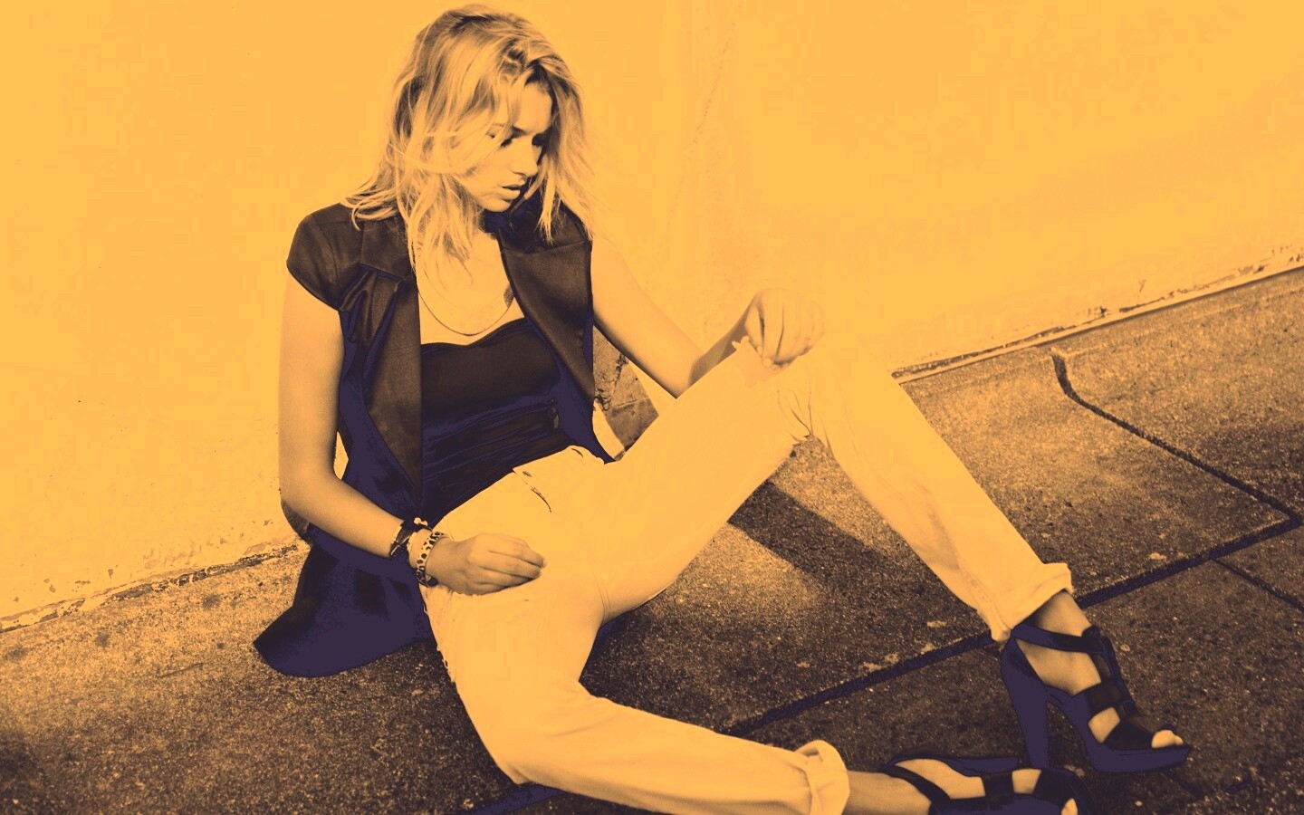 Девушка у стены обои