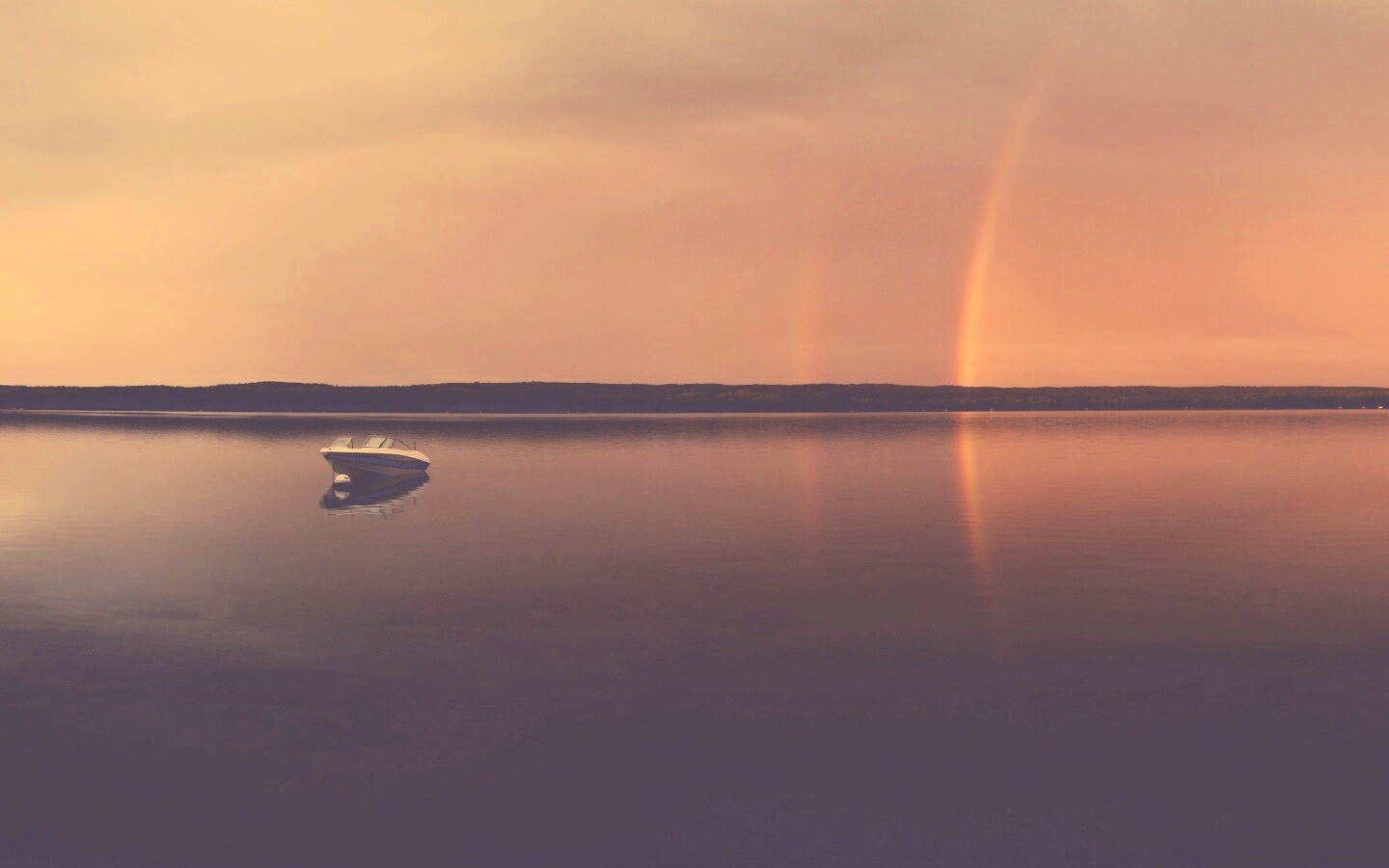 Катер на озере обои