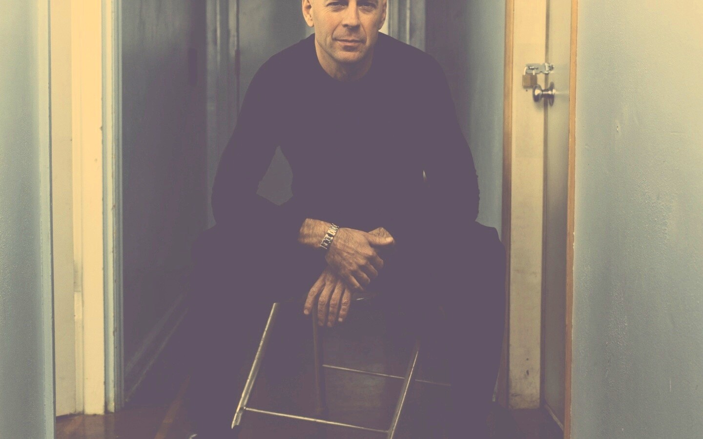 Брюс Уиллис на раскладном стуле обои