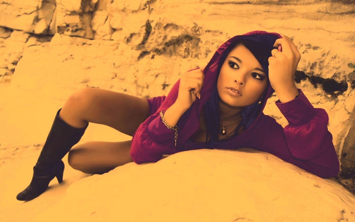 Девушка в розовой накидке обои