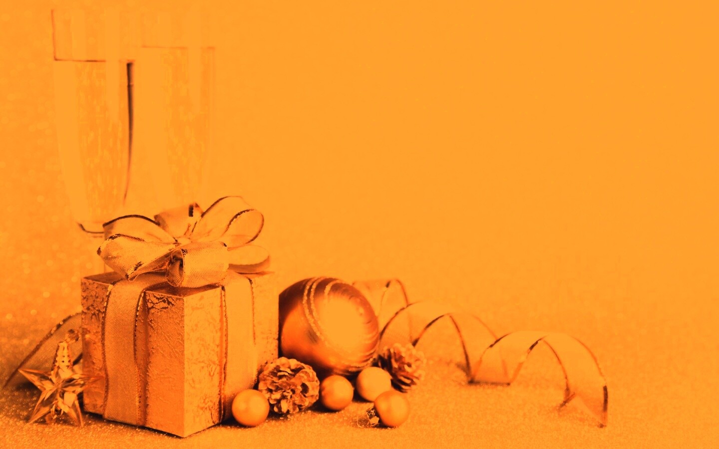 Подарок и бокалы шампанского обои