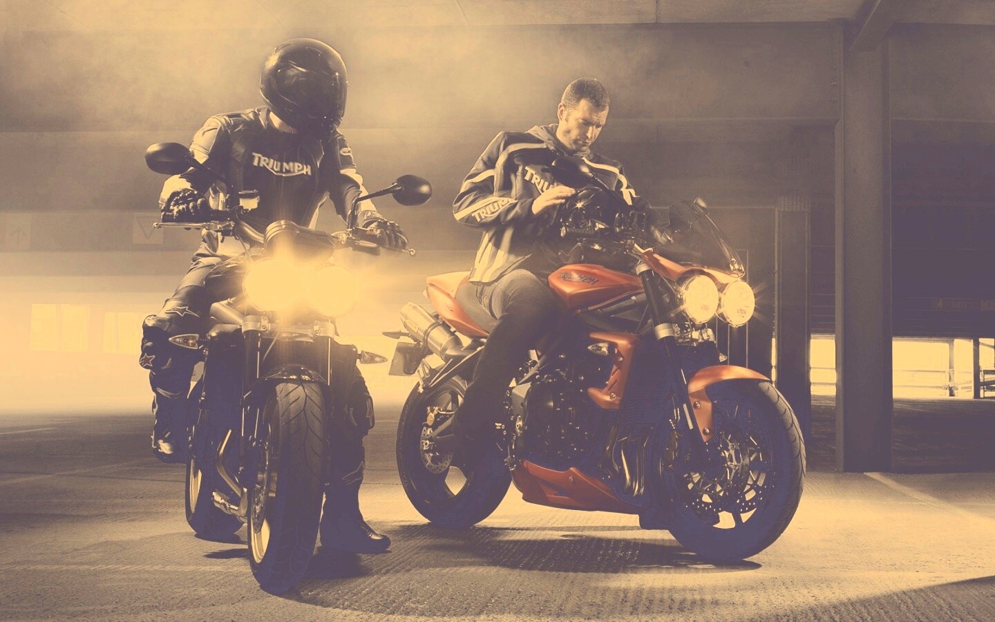 Мотоциклисты на парковке обои